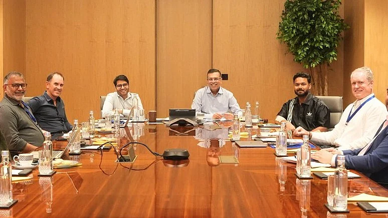 Brainstorming: LSG owner Sanjeev Goenka, Rishabh Pant and other support staff in Kolkata