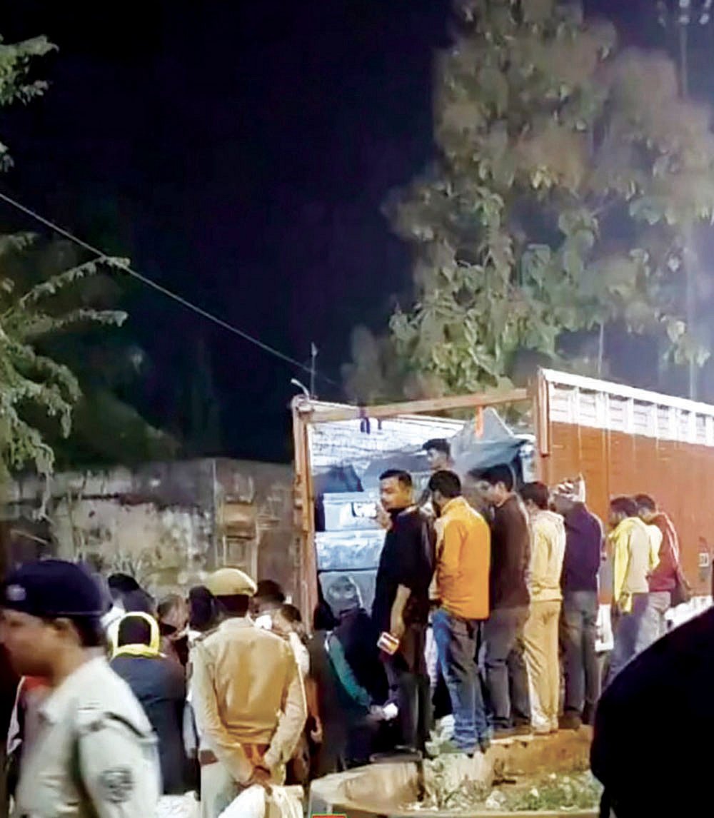 A suspicious truck 
entered an EVM strongroom in Sasaram