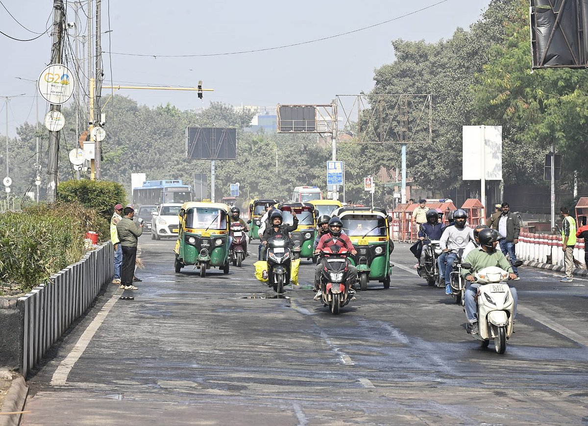 Traffic resumed on the Red Fort road on Saturday, 15 Nov