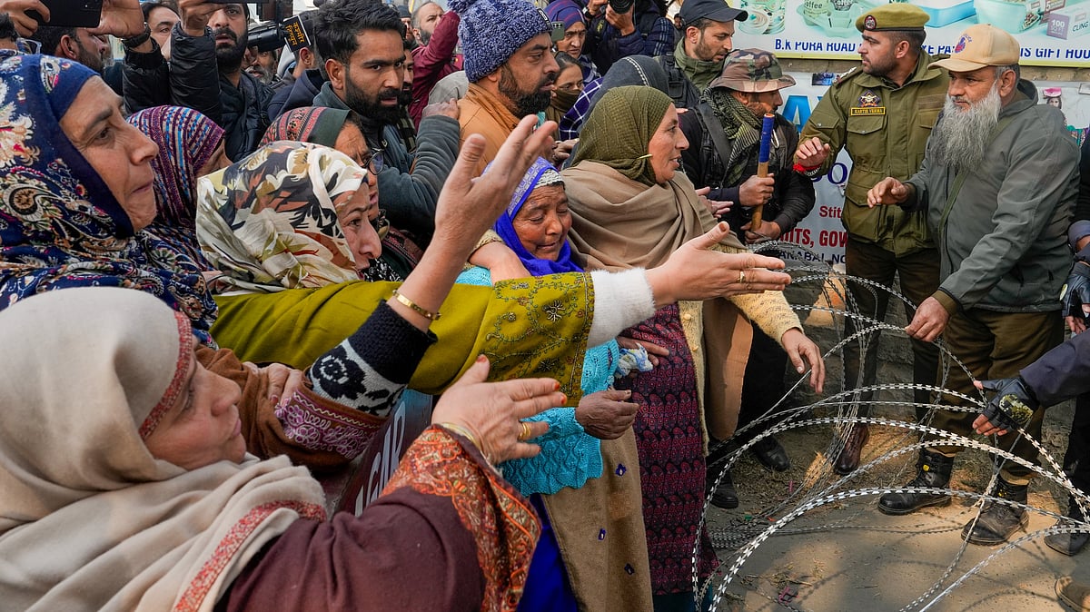 Relatives protest in Srinagar for Mohammad Shafi Parry, killed in Nowgam police station blast.