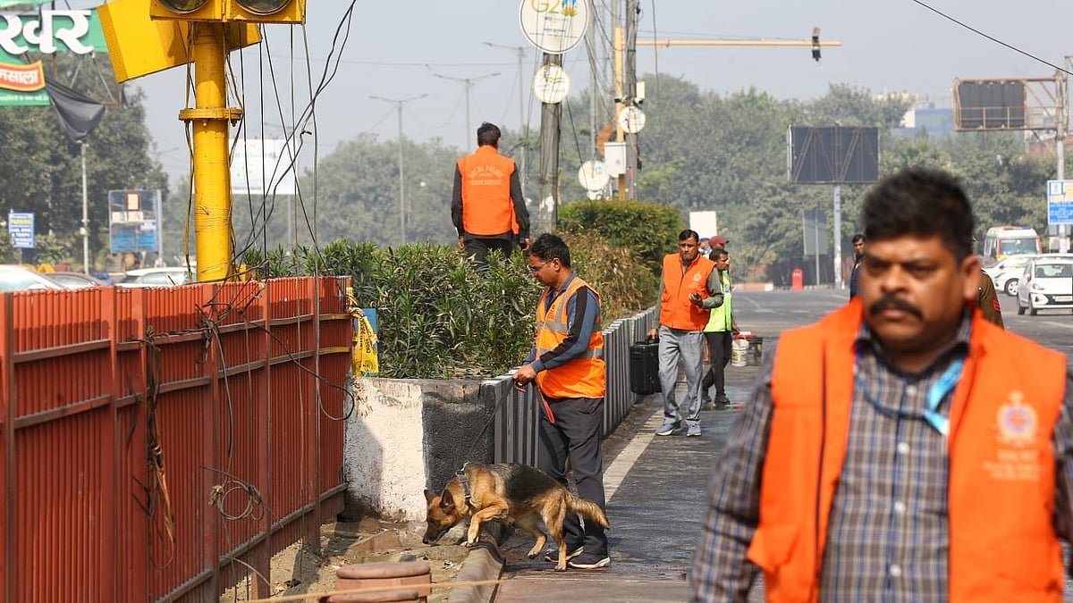 Police sanitise the blast site before opening the road for traffic, 15 Nov 2025 (Photos: Vipin/ NH)