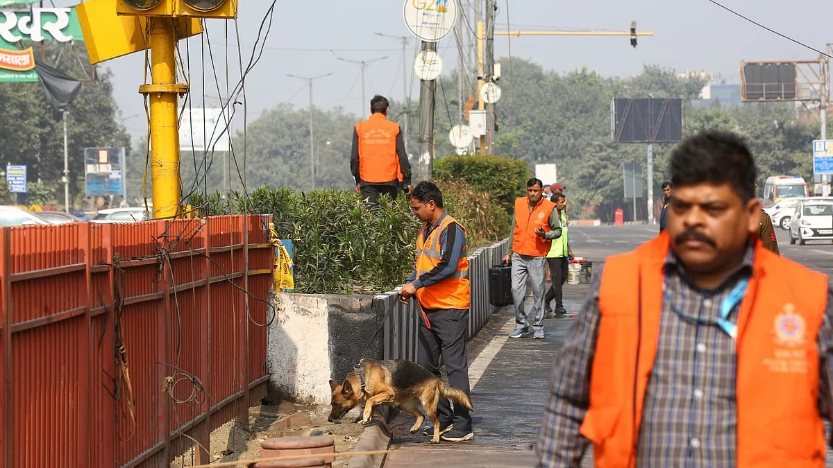 Police sanitise the blast site before opening the road for traffic, 15 Nov 2025 (Photos: Vipin/ NH)