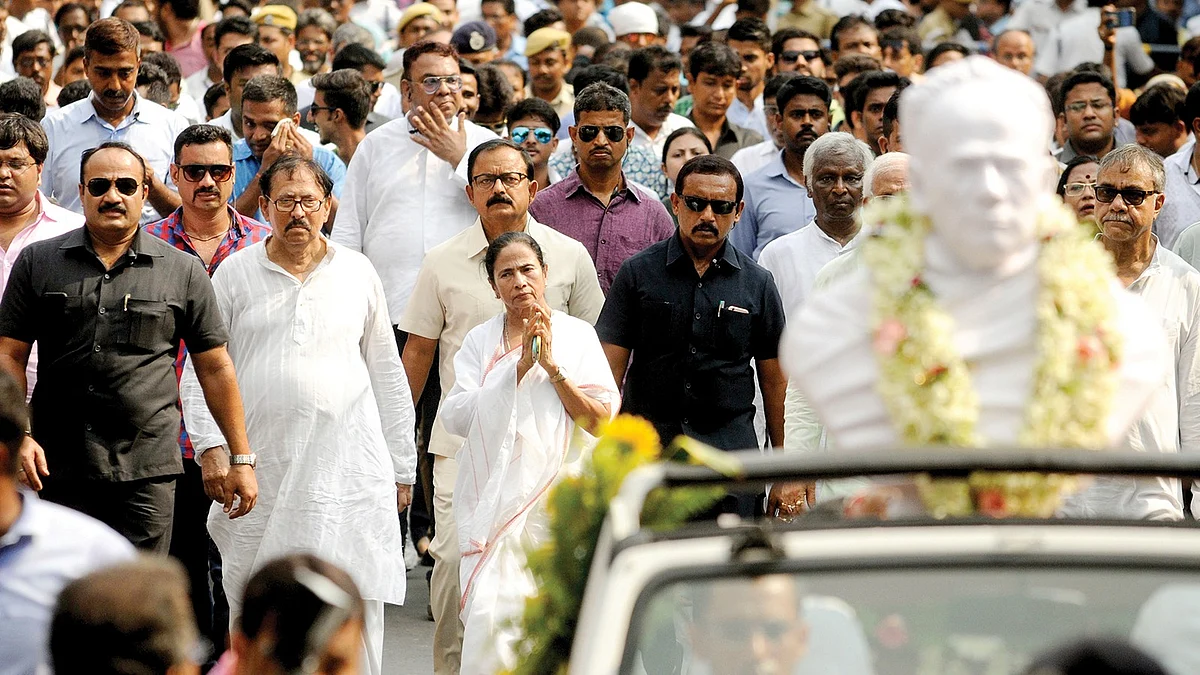 File photo of Mamata Banerjee leading a rally with a bust of Ishwar Chandra Vidyasagar