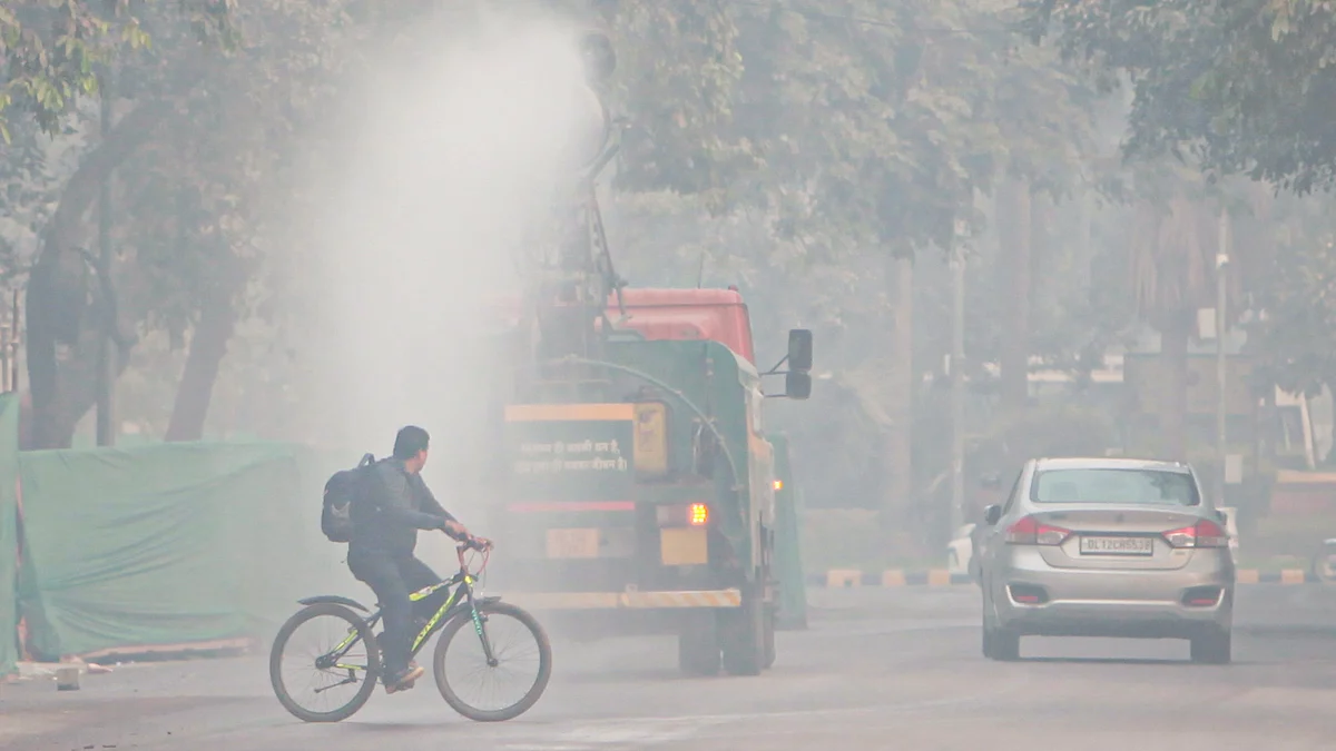 An anti-smog gun sprays water droplets in New Delhi, 13 Nov