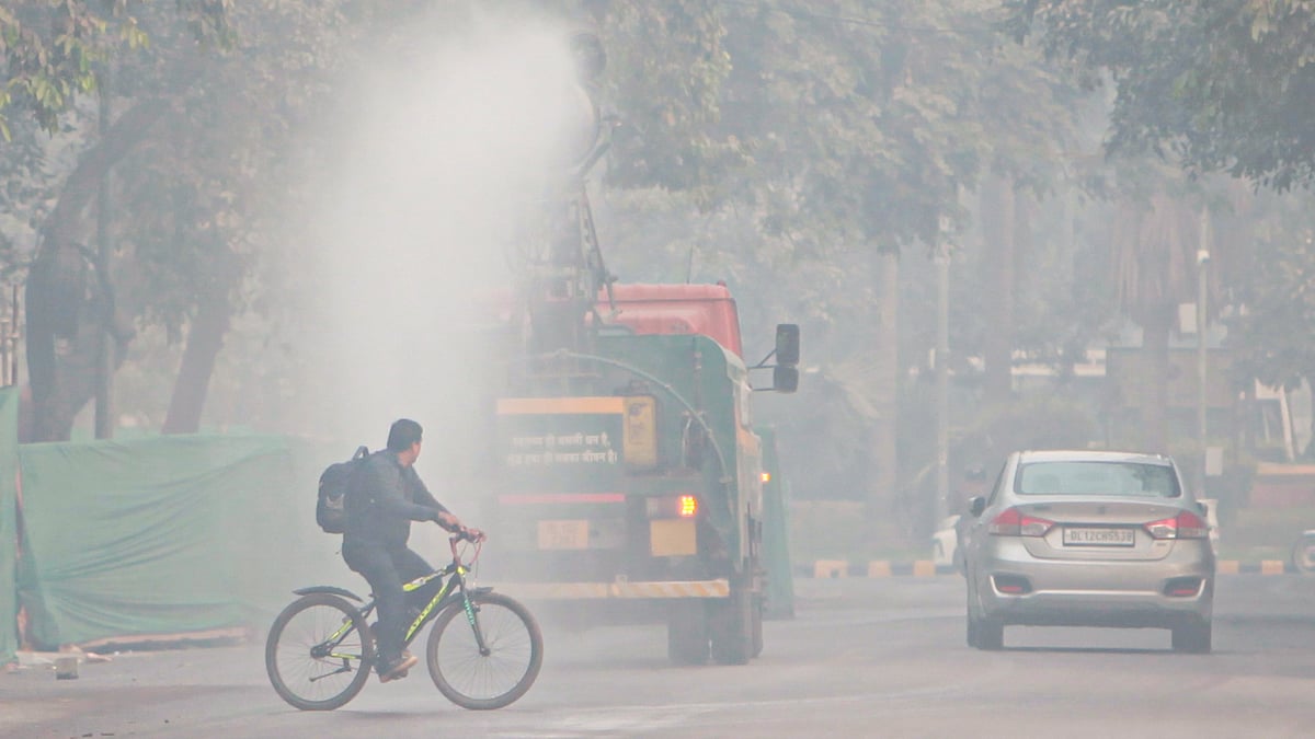 An anti-smog gun sprays water droplets in New Delhi, 13 Nov