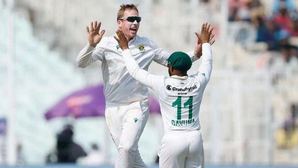 Simon Harmer celebrates a wicket with captain Temba Bavuma at Eden Gardens
