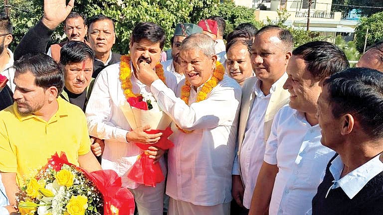 Harish Rawat (centre)