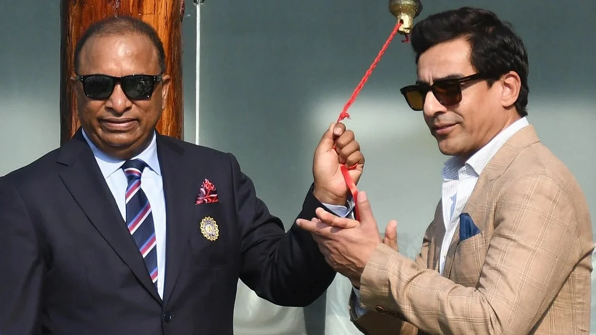 BCCI’s Devajit Saikia (L)
and Mithun Manhas ring the ceremonial bell on Saturday.
