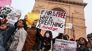 Protesters raise slogans against Delhi’s worsening air quality at India Gate.