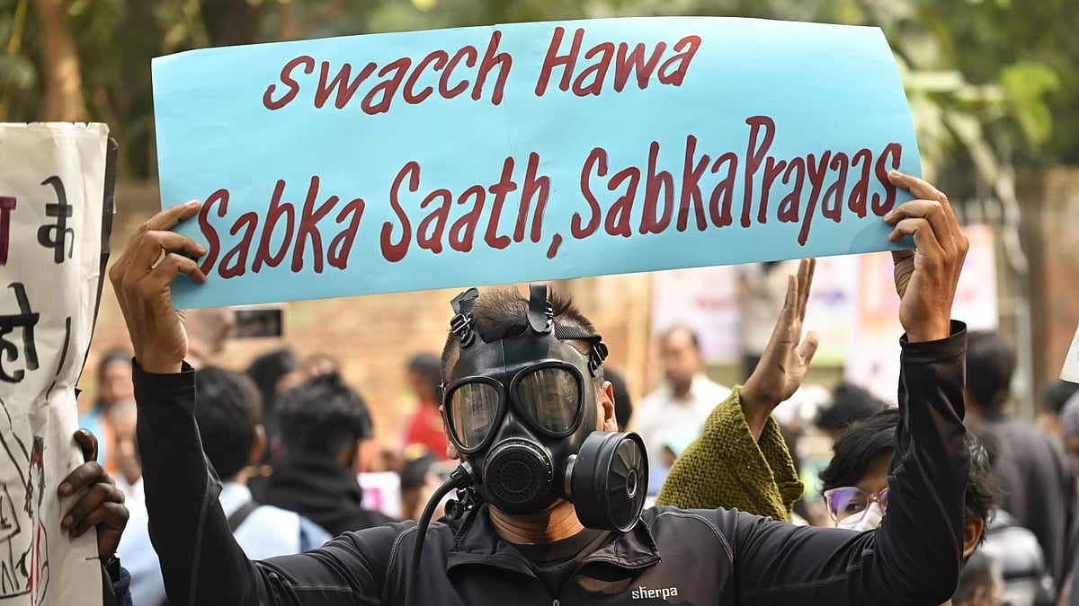 Air pollution protest: Protesters accused of using pepper-spray on Delhi Police, 15 arrested