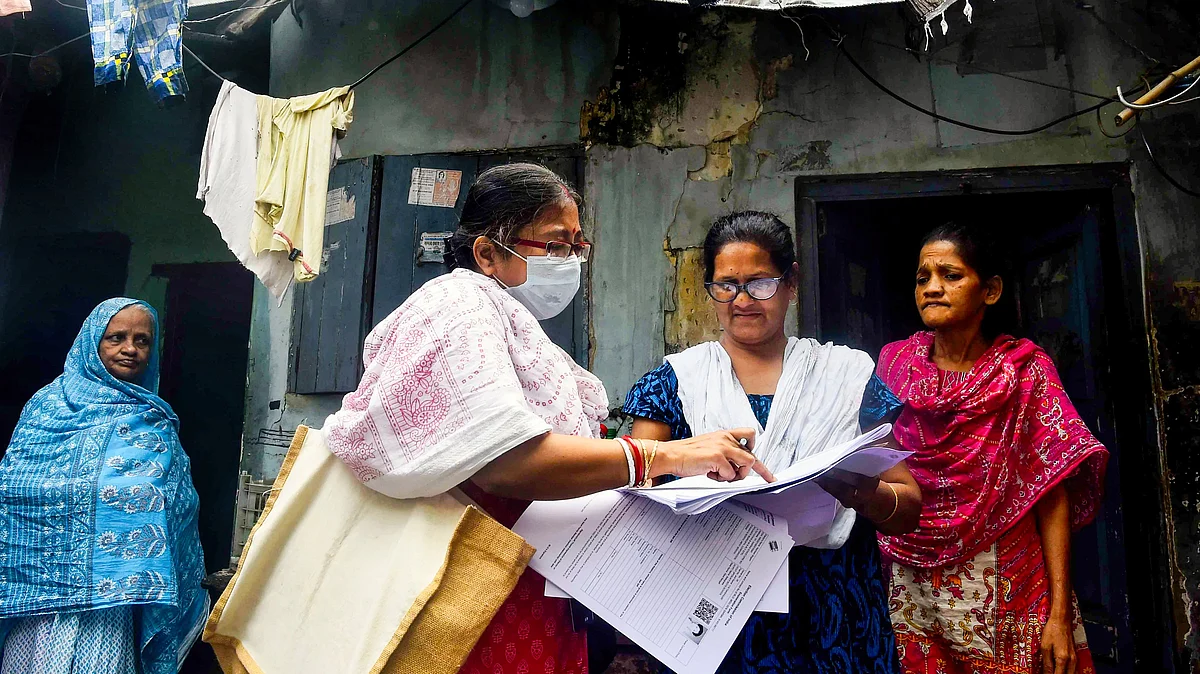 A BLO explains the enumeration form to a voter in West Bengal