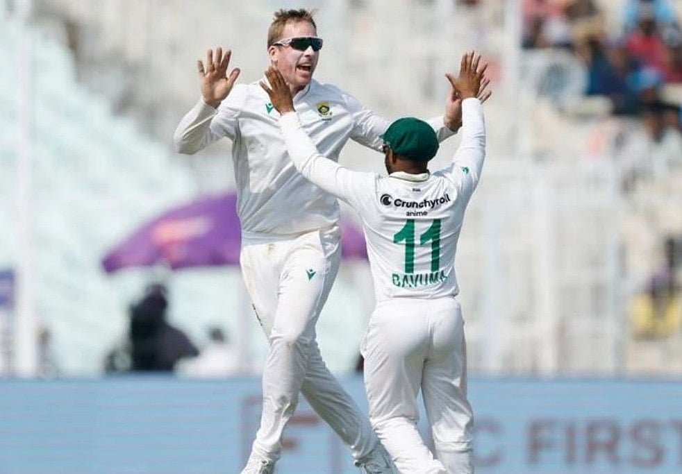 Simon Harmer celebrates a wicket with skipper Temba Bavuma