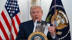 Trump addresses US troops during visit to Palm Beach.