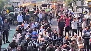 Farmers block road at MP toll plaza, demand MSP law and loan waiver