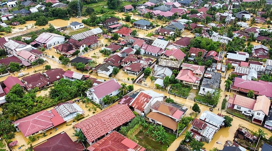 Toll from Southeast Asia floods, landslides crosses 1,200; over 800 still missing