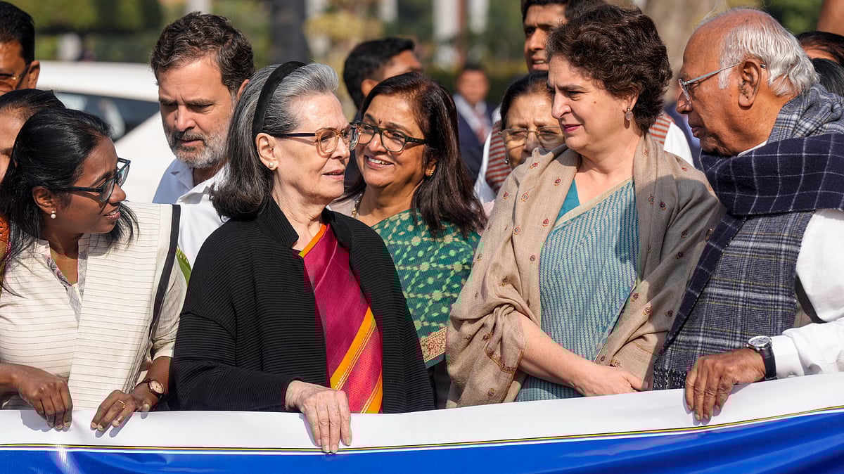 Sonia Gandhi, Mallikarjun Kharge protest new labour codes 