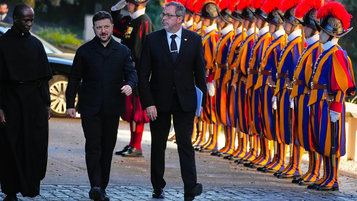 President Zelenskyy (C) arrives to meet Pope Leo XIV in Castel Gandolfo, Italy, 9 Dec