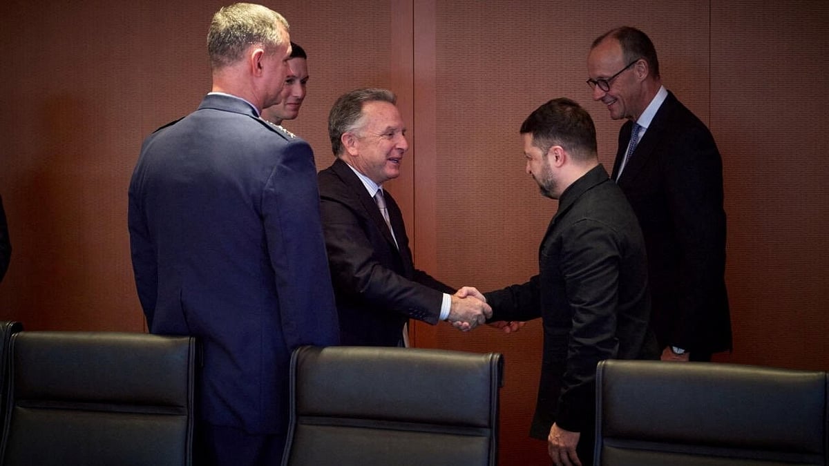 Ukrainian President Volodymyr Zelenskyy with the special US envoys