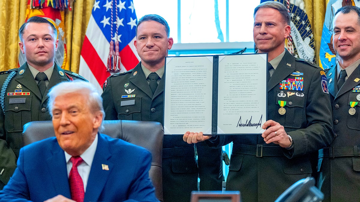 Donald Trump with US soldiers in the White House Oval Office, 15 Dec