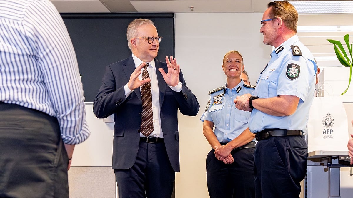 PM Anthony Albanese meets with police officers involved in Bondi Beach investigation.