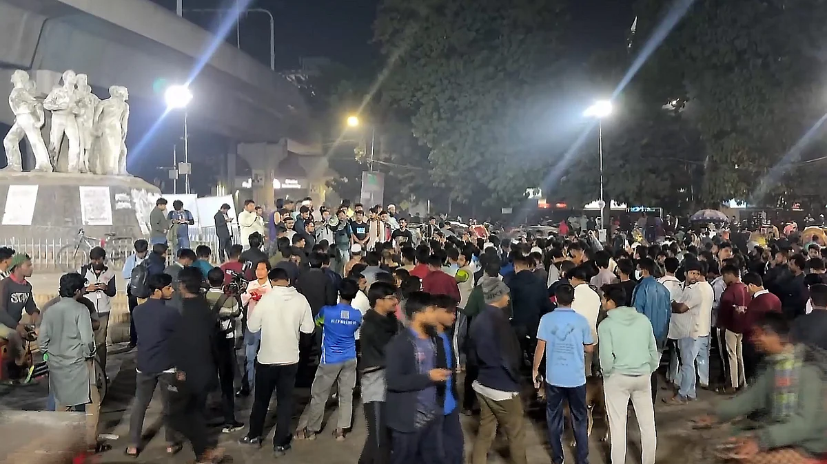 Protesters gather in Dhaka following the death of Sharif Osman Hadi.