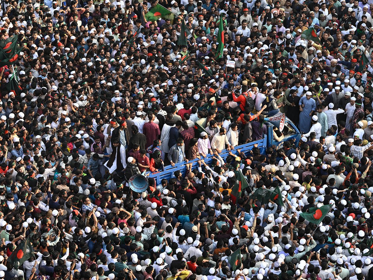 Protesters at an intersection after the death of Sharif Osman Hadi. (Photo: AP/PTI)