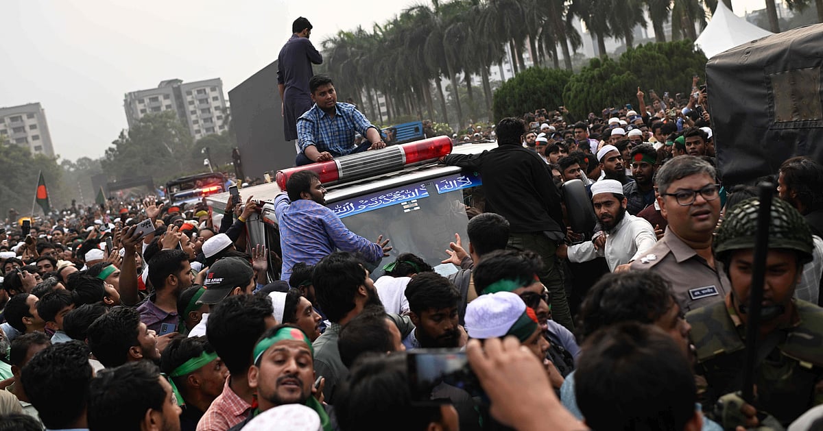 Bangladesh: Journalists protest against attacks on offices of media outlets