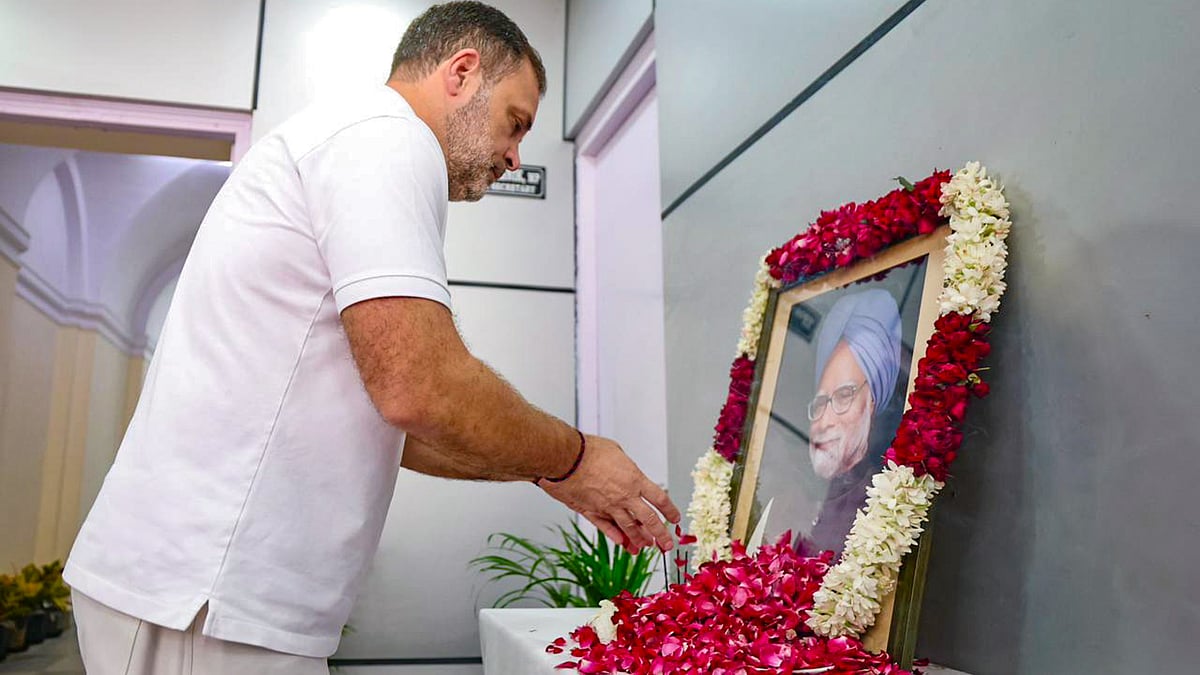 Congress leader Rahul Gandhi pays tribute to Manmohan Singh in New Delhi. (Photo: PTI )
