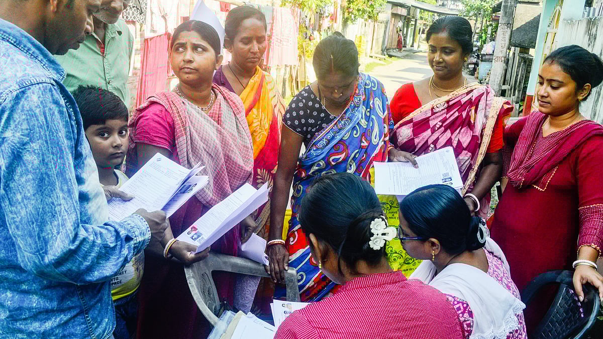 BLOs collect enumeration forms, in Siliguri, West Bengal, 22 Nov