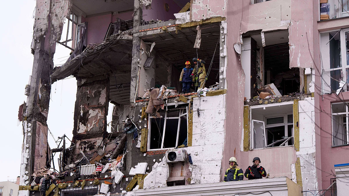 Rescue workers at a residential building heavily damaged by a Russian strike on Kyiv, 27 Dec