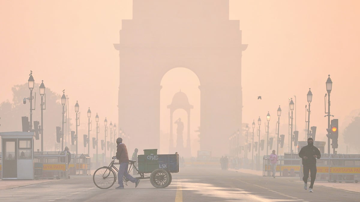 Delhi's India Gate shrouded in a layer of smog on the morning of 24 Dec