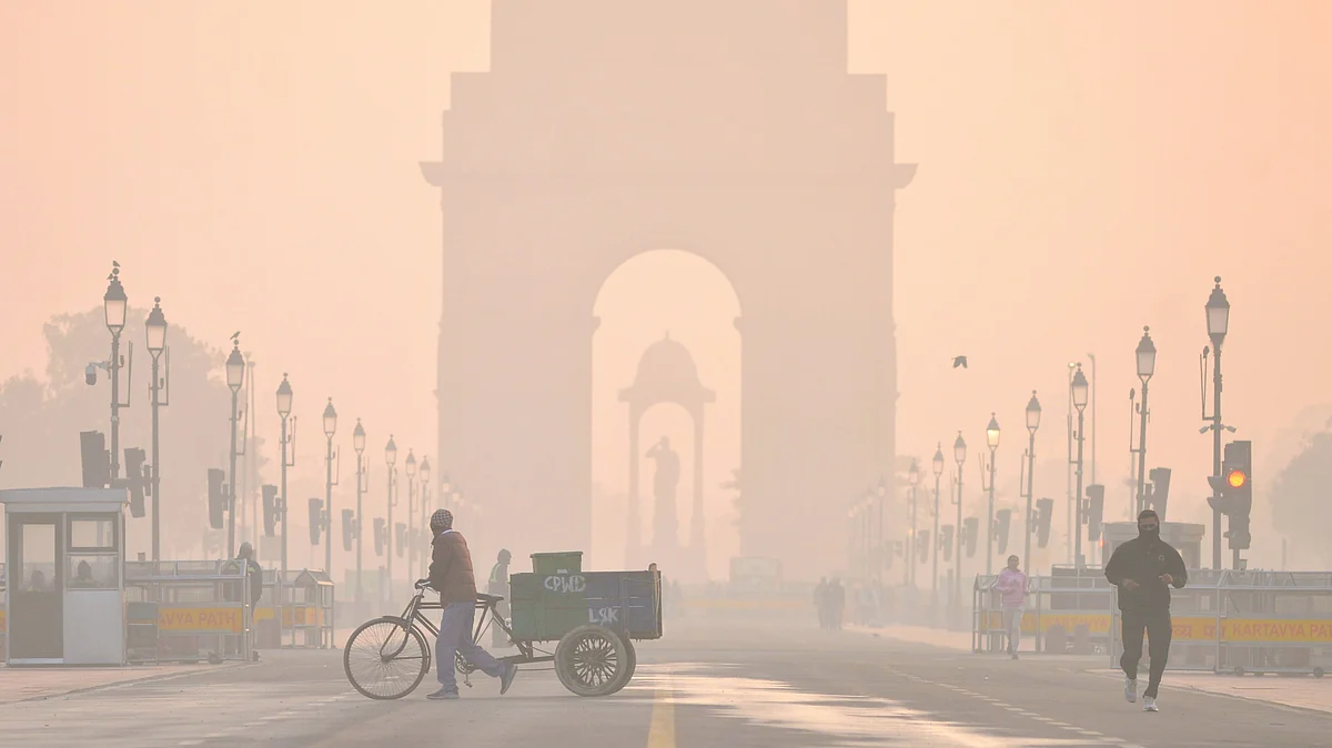 Delhi's India Gate shrouded in a layer of smog on the morning of 24 Dec
