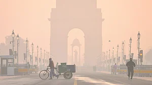 Delhi's India Gate shrouded in a layer of smog on the morning of 24 Dec