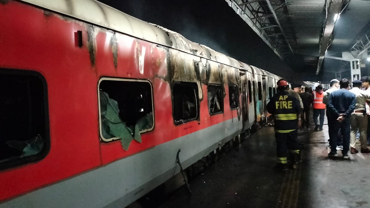 One killed as Tatanagar-Ernakulam Express train catches fire in Andhra Pradesh