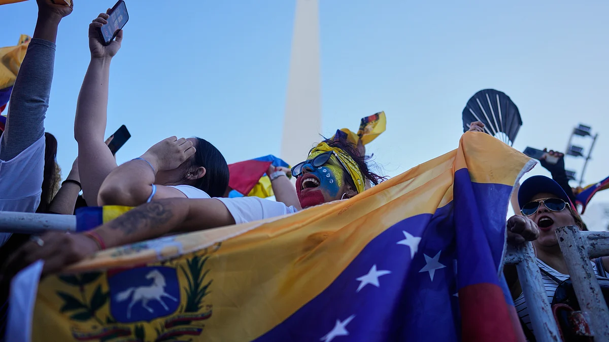 Crowds celebrate at Buenos Aires’ Obelisk after Nicolás Maduro’s capture.