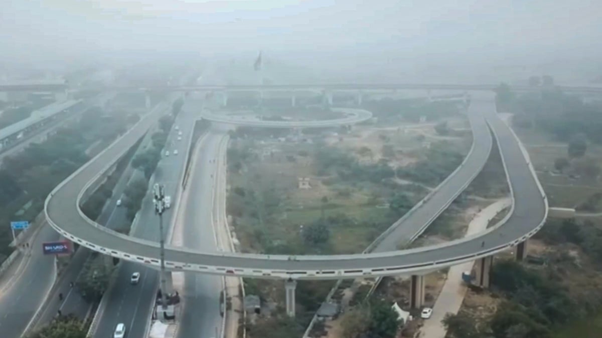 Fog blankets Mayur Vihar Phase-I in New Delhi.