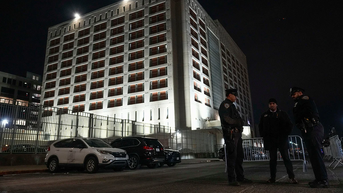 Police outside NYC detention center as Venezuelan President Maduro and wife arrive.