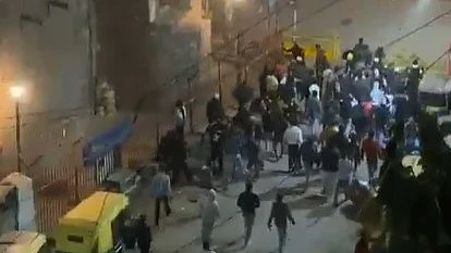 A mod gathered near the Syed Faiz Elahi mosque 