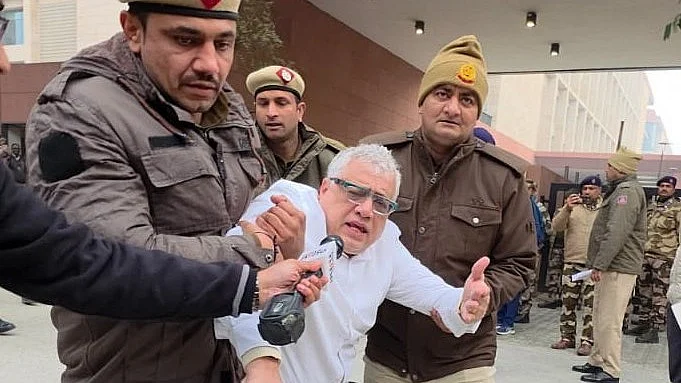 Police detain TMC MP Derek O’Brien amid protests outside Amit Shah’s office in New Delhi.