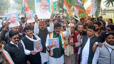 Congress leaders stage protest against dilution of MGNREGA.