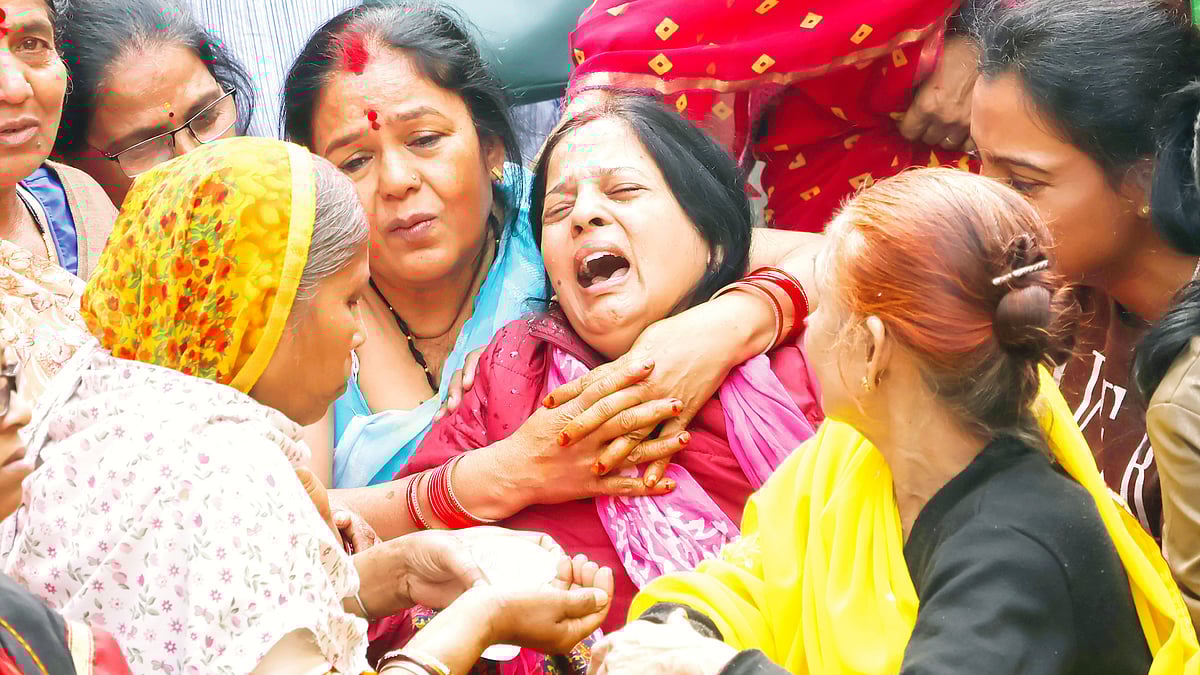 Mourners for a victim who allegedly died from contaminated drinking water in Bhagirathpura, Indore 