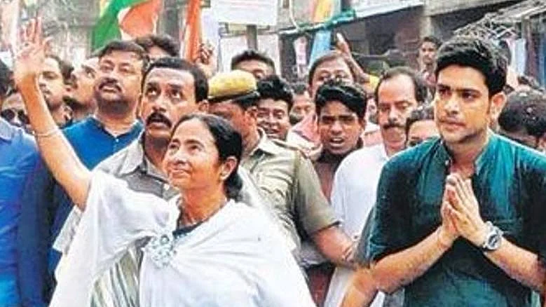 Laxmi Ratan Shukla (extreme right) with West Bengal CM Mamata Banejee