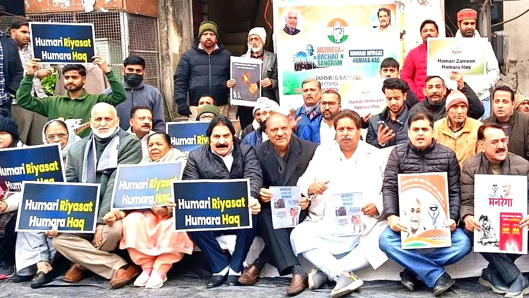 Members of the Jammu-Kashmir Congress protest the MGNREGA repeal
