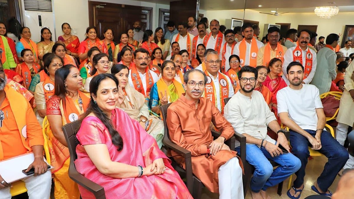 Uddhav Thackeray and his family with their newly elected BMC corporators 