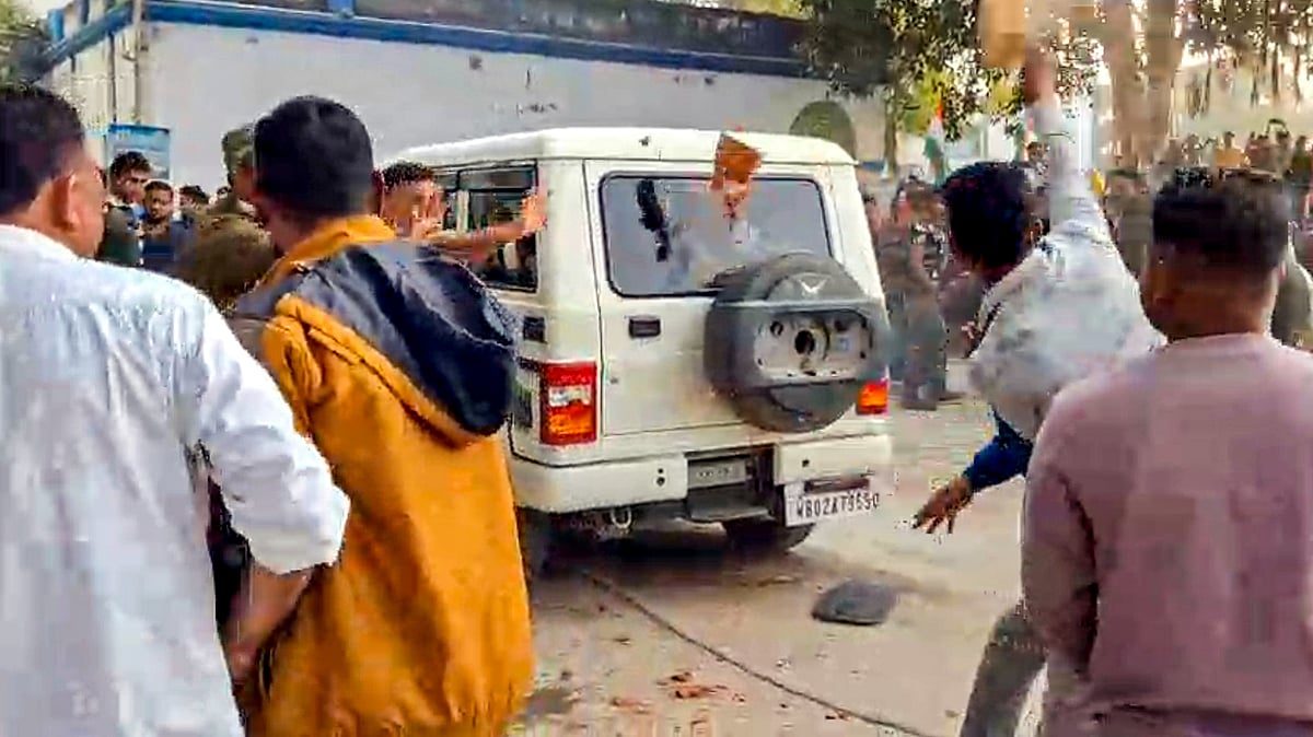 BJP and TMC workers clash over the submission of Form 7, at Lalbag in Murshidabad, 19 Jan
