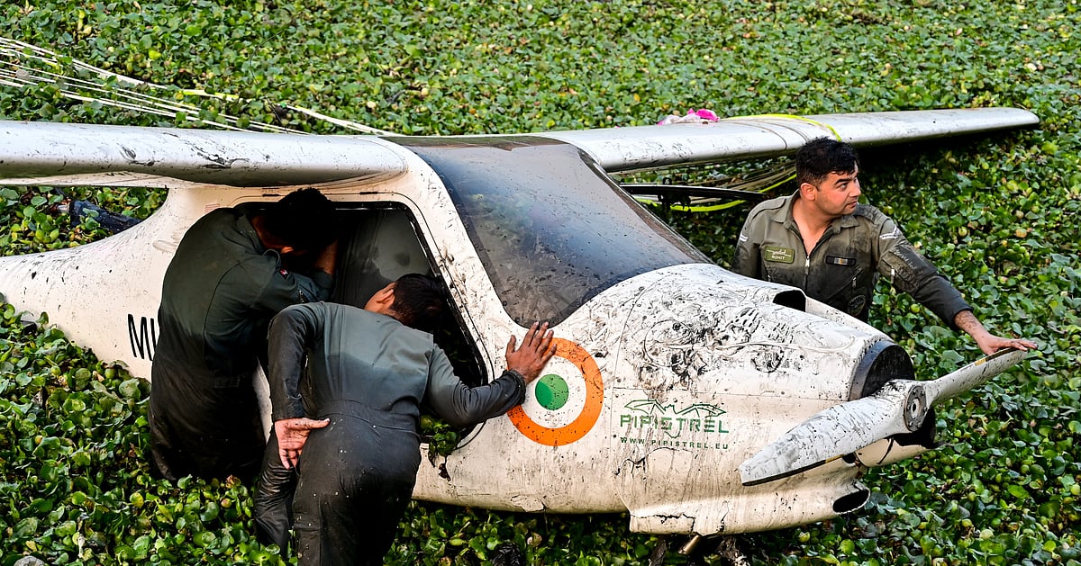 Microlite Tech IAF microlite aircraft force-lands in Prayagraj after technical snag ...