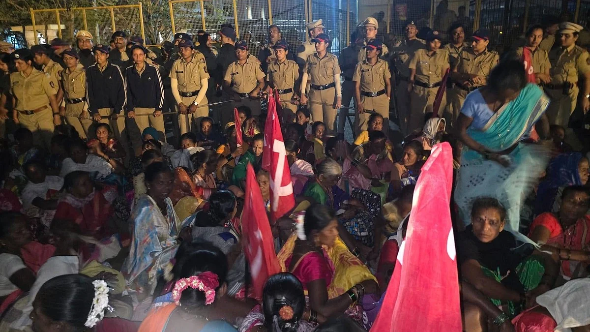 more than 50,000 farmers and Tribals marched around 55 km from Charoti to the district collectorate. 