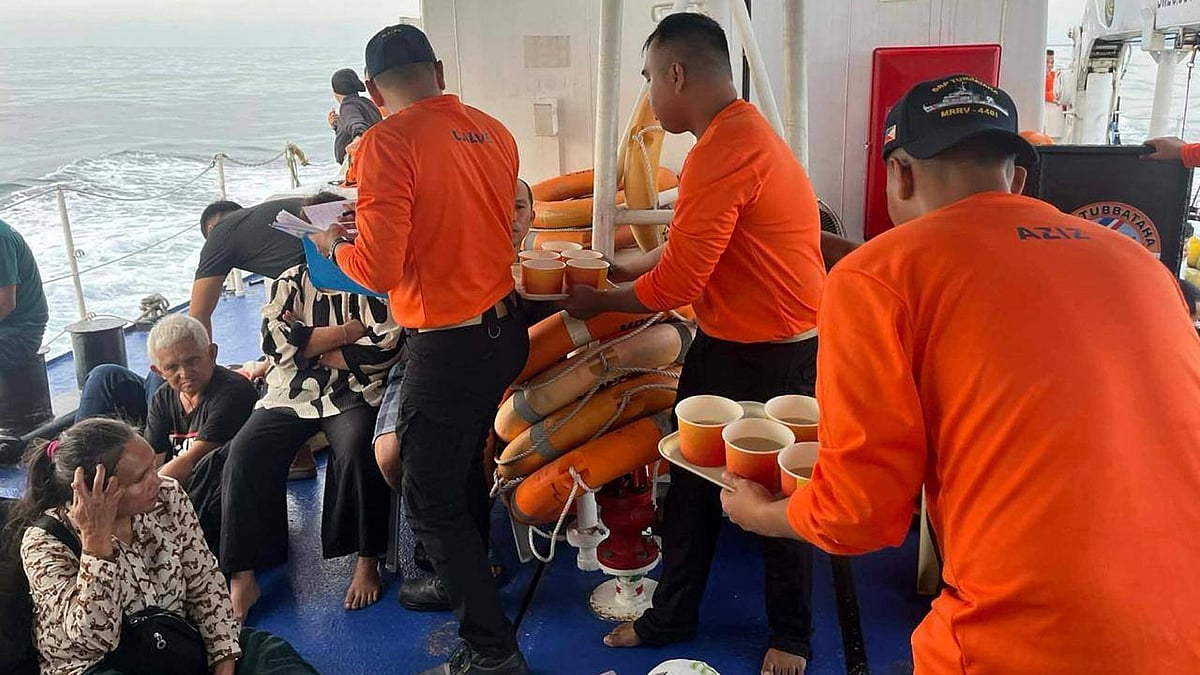 Philippine Coast Guard men assist M/V Trisha Kerstin 3 survivors off Baluk-Baluk Island, Basilan.