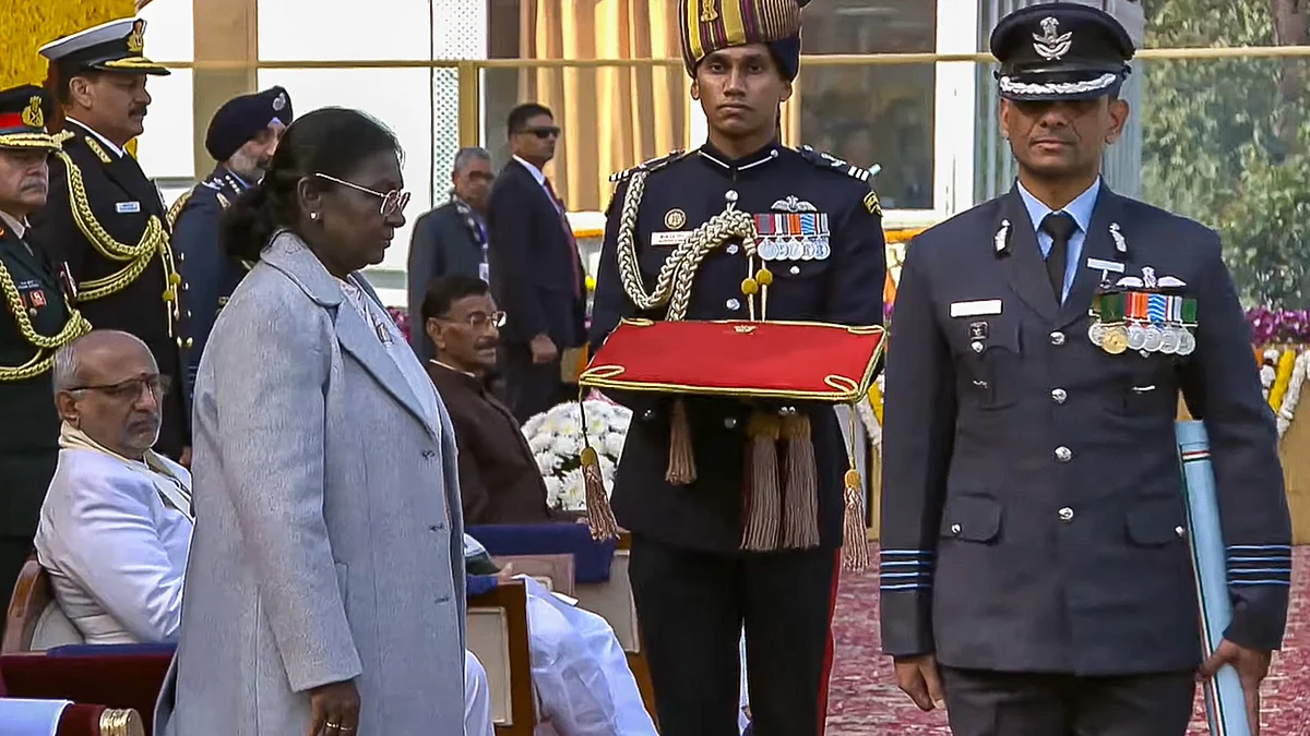 President Droupadi Murmu conferring Ashoka Chakra on Group Capt. Shubhanshu Shukla
