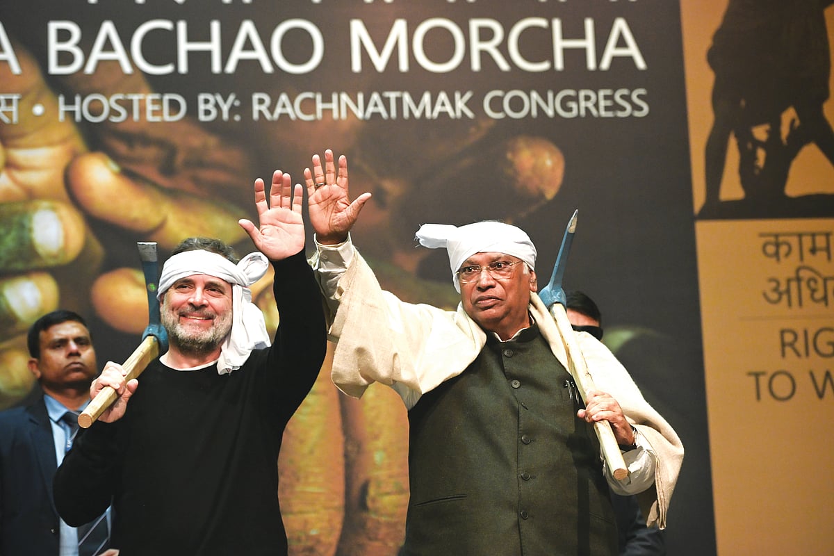 Congress president 
Mallikarjun Kharge and Rahul Gandhi at a national MGNREGA workers’ convention in New Delhi